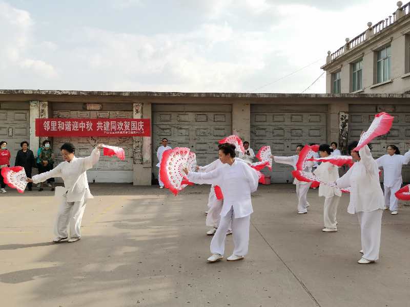 9月27日下午，幸福社区在景泰小区开展“邻里和谐迎中秋 共建同欢贺国庆”文艺汇演6.jpg