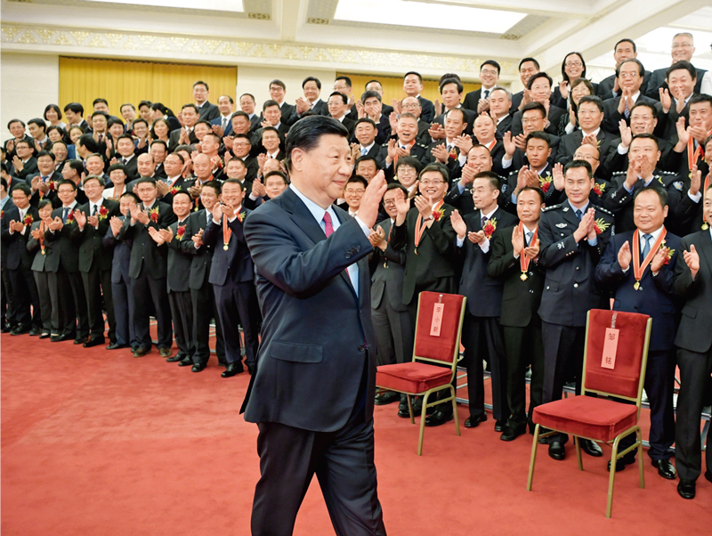 2019年6月25日，党和国家领导人习近平、李克强、王沪宁等在北京人民大会堂会见第九届全国“人民满意的公务员”和“人民满意的公务员集体”受表彰代表。 新华社记者 李学仁/摄