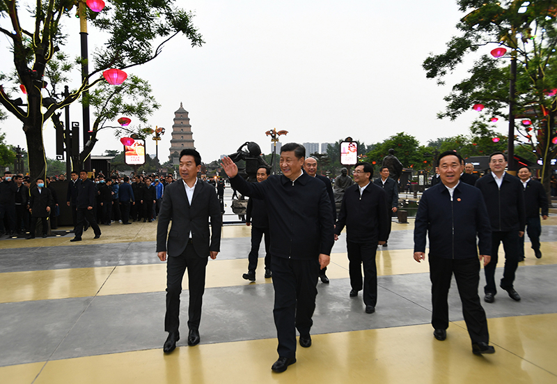 2020年4月22日，在陕西考察调研的习近平总书记来到大唐不夜城步行街，了解社会生活秩序恢复等情况。