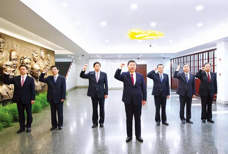 2017年10月31日，中共中央总书记、国家主席、中央军委主席习近平带领中共中央政治局常委李克强、栗战书、汪洋、王沪宁、赵乐际、韩正，瞻仰上海中共一大会址和浙江嘉兴南湖红船。这是31日上午，在上海中共一大会址纪念馆，习近平带领其他中共中央政治局常委同志一起重温入党誓词。新华社记者　兰红光　摄
