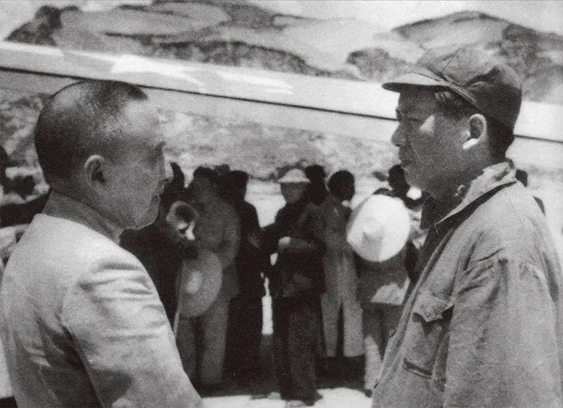 习近平总书记多次提及1945年毛泽东和黄炎培在延安窑洞关于历史周期率的对话，指出这番对话至今对中国共产党都是很好的鞭策和警示，强调要着力解决好“其兴也勃焉，其亡也忽焉”的历史性课题，增强党自我净化、自我完善、自我革新、自我提高能力。图为毛泽东与黄炎培在延安机场交谈。