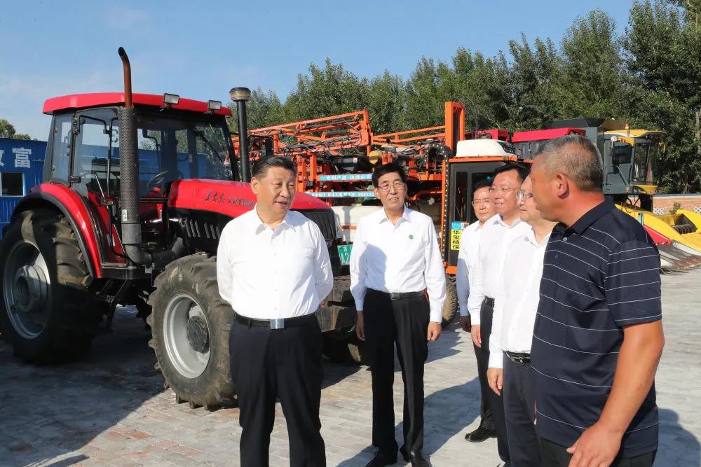 2020年7月22日，习近平来到吉林省四平市梨树县国家百万亩绿色食品原料（玉米）标准化生产基地核心示范区、卢伟农机农民专业合作社考察。新华社记者　鞠鹏　摄