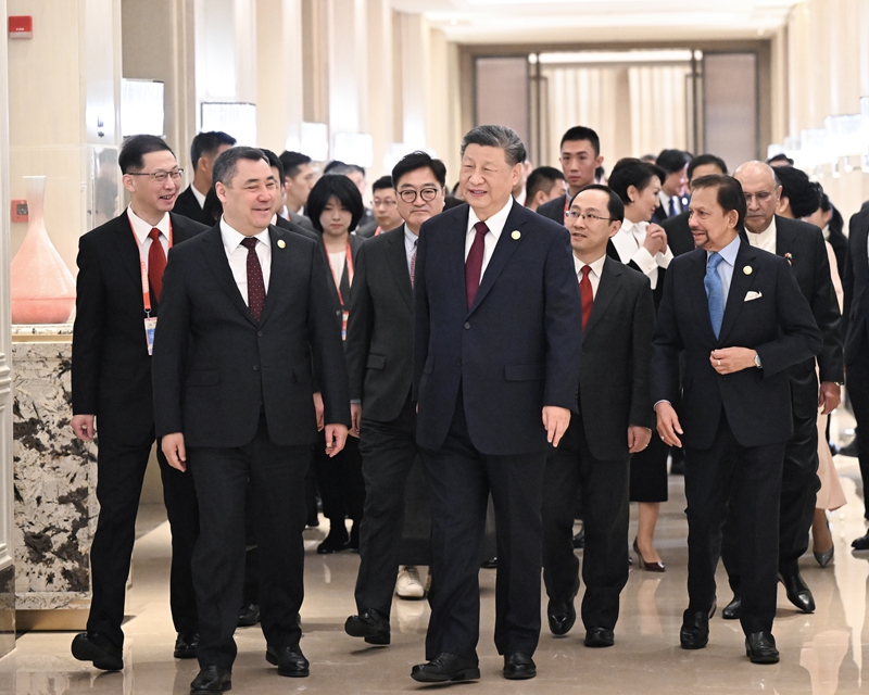   2月7日中午，国家主席习近平和夫人彭丽媛在黑龙江省哈尔滨市太阳岛宾馆举行宴会，欢迎来华出席哈尔滨第九届亚洲冬季运动会开幕式的国际贵宾。