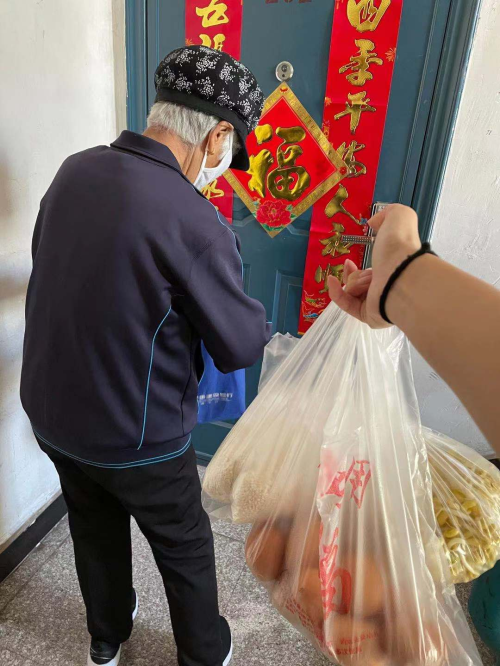 情系高龄老人 上门送菜暖人心